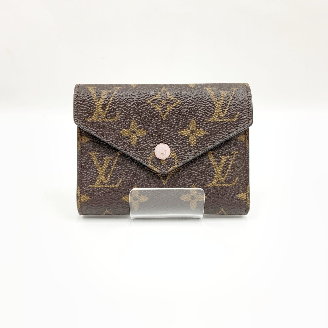 LOUIS VUITTON(ルイヴィトン)の〇〇LOUIS VUITTON ルイヴィトン モノグラム ポルトフォイユ ヴィクトリーヌ 三つ折り短財布  M62360 ブラウン×ピンク イニシャル入り レディースのファッション小物(財布)の商品写真