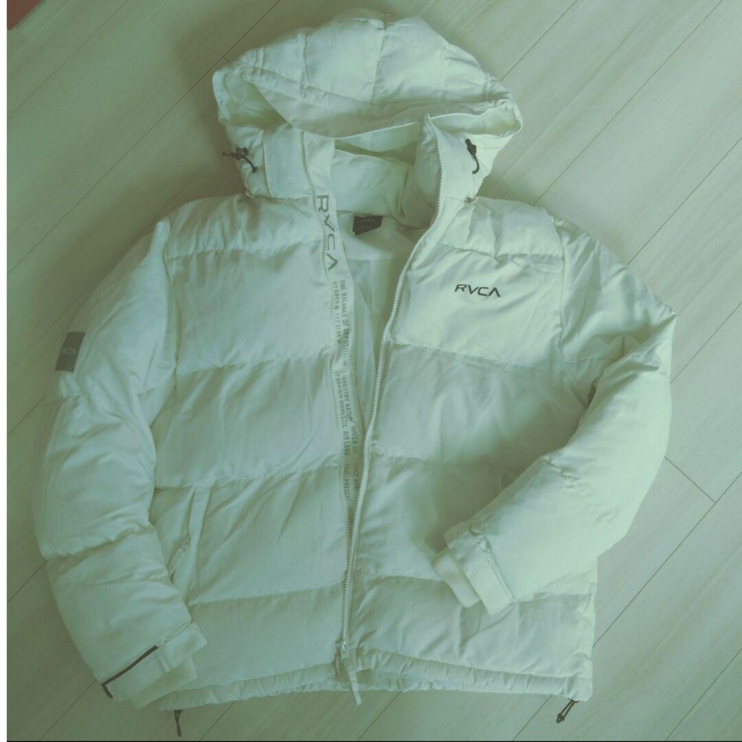 RVCA - ルーカ RVCA 白ダウン ジャケット Mサイズ 2023 フード RVCA - ルーカ RVCA 白ダウン ジャケット Mサイズ 2023 フード