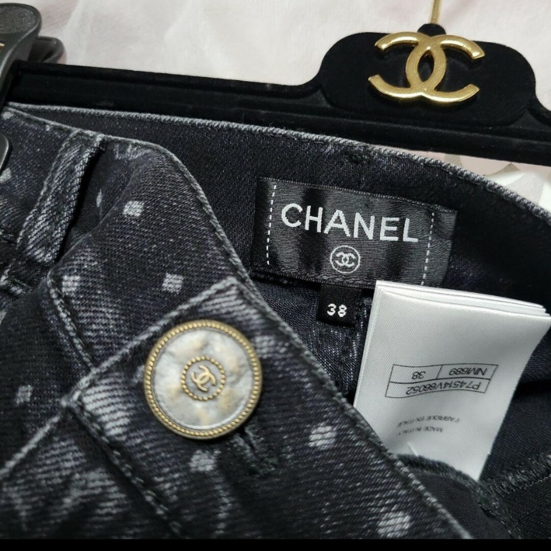 CHANEL(シャネル)の入手困難　新品シャネルデニム　パンツ　パクソジュン愛用 レディースのパンツ(デニム/ジーンズ)の商品写真