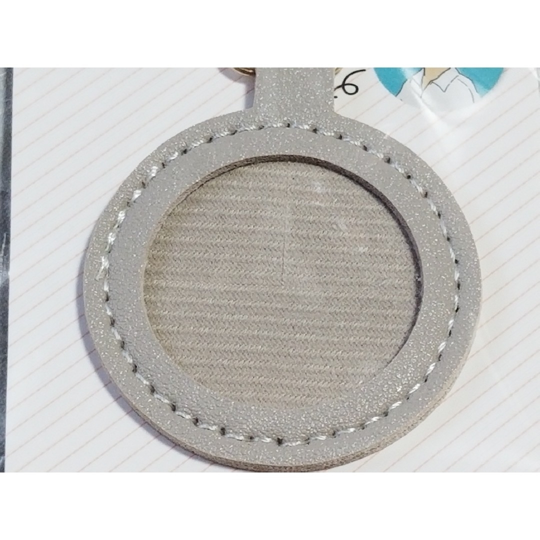 Seria(セリア)のフォトフレームキーホルダー　マル　4色セット　レザー調　写真 レディースのファッション小物(キーホルダー)の商品写真