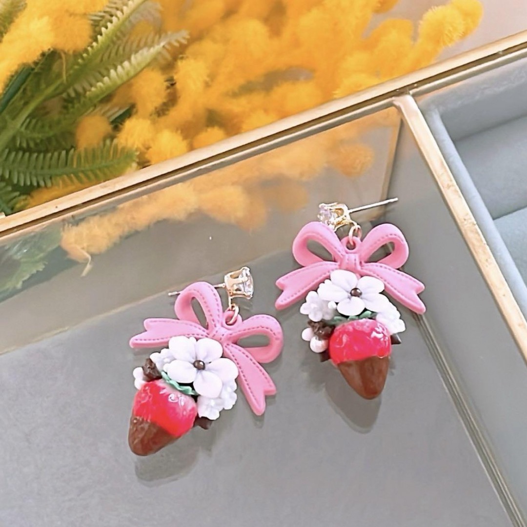 数量限定❣️ 大人可愛い リボン 苺 ジルコニア ハンドメイドピアス イヤリング ハンドメイドのアクセサリー(ピアス)の商品写真