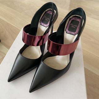 ディオール(Dior)のDior ピンクの金属が付いた黒いパンプス(ハイヒール/パンプス)