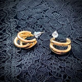 アメリヴィンテージ(Ameri VINTAGE)の美品！！apresjour mignon×ARIAZ  ゴールド３連フープピアス(ピアス)