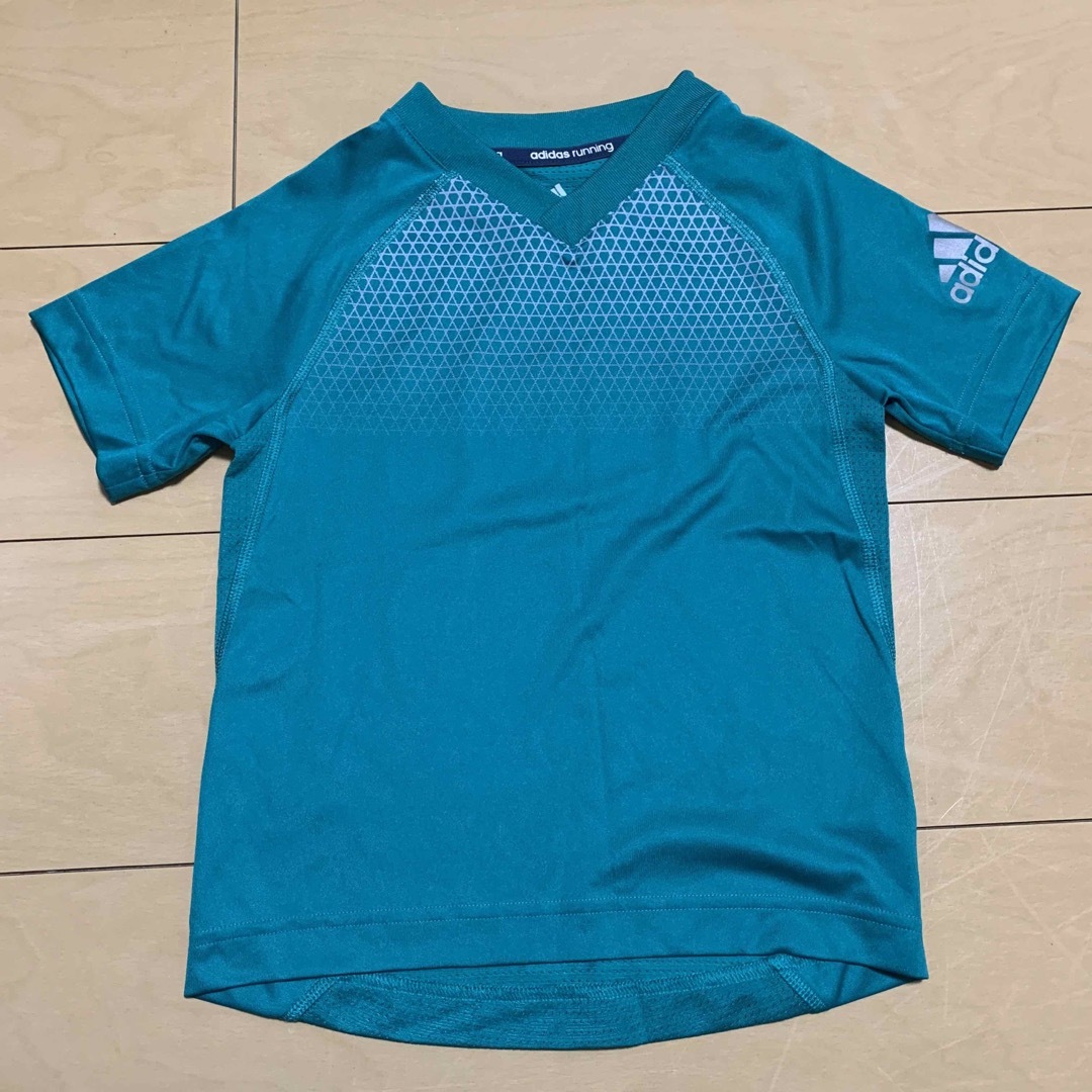 adidas(アディダス)の【美品】キッズ　半袖Tシャツ adidas 無地　スポーツ　120 キッズ/ベビー/マタニティのキッズ服男の子用(90cm~)(Tシャツ/カットソー)の商品写真