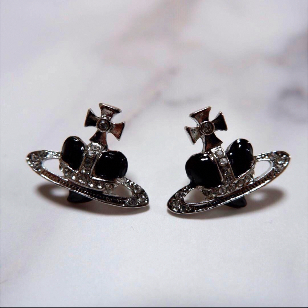 Vivienne Westwood - ヴィヴィアン ピアス 黒 vivianの通販 by Vivienne Westwood - ヴィヴィアン ピアス 黒 vivianの通販 by