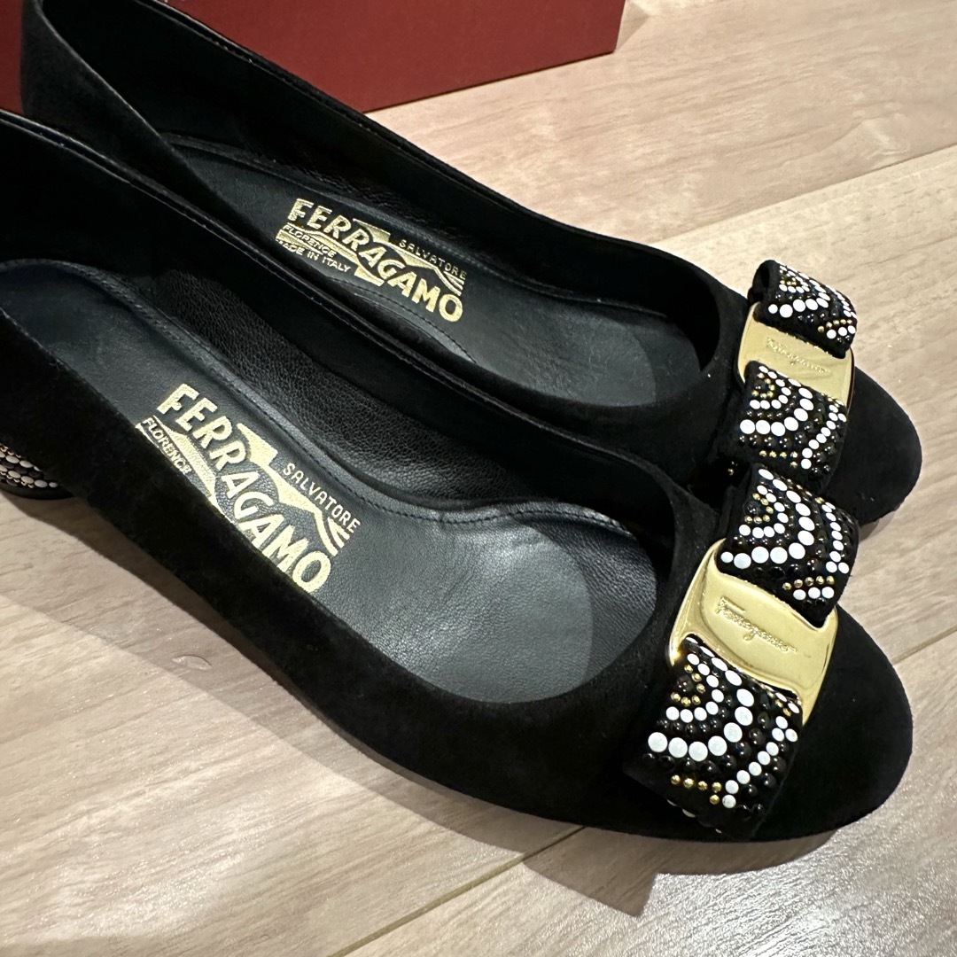 美品 フェラガモ ビジュー付 リボンパンプス 美品 フェラガモ ビジュー付 リボンパンプス