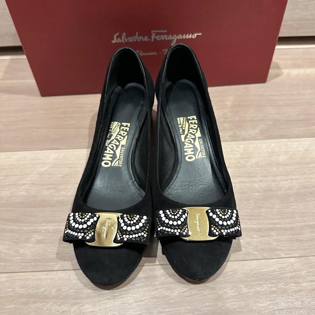 美品 フェラガモ ビジュー付 リボンパンプス 美品 フェラガモ ビジュー付 リボンパンプス