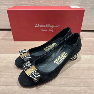 サルヴァトーレフェラガモ(Salvatore Ferragamo)の美品 フェラガモ  ビジュー付 リボンパンプス(ハイヒール/パンプス)