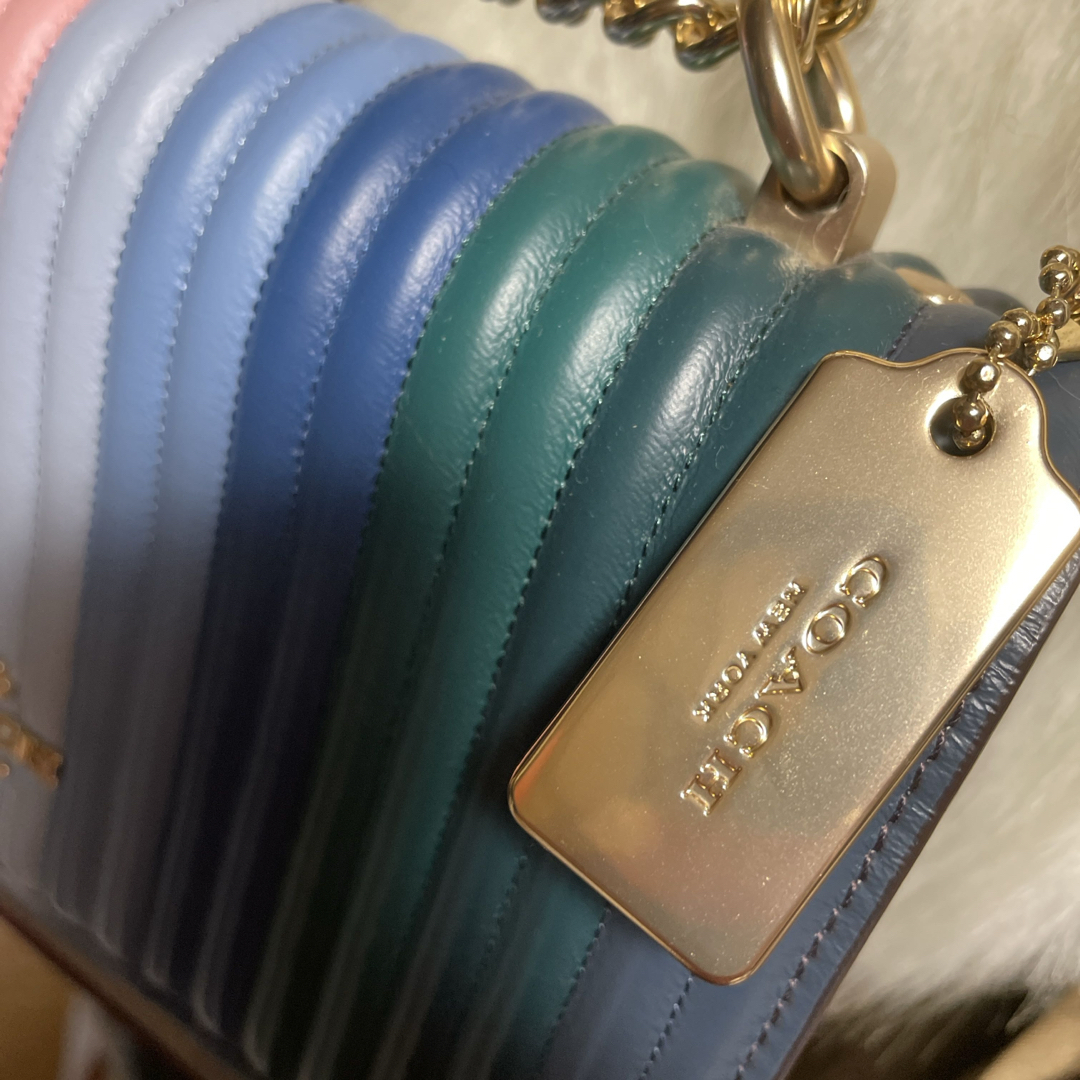 COACH(コーチ)のCOACH クレア クロスボディ ウィズ レインボー ライナー キルティング レディースのバッグ(ショルダーバッグ)の商品写真