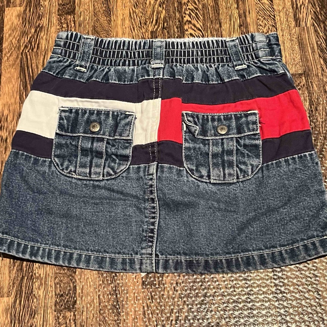 TOMMY HILFIGER(トミーヒルフィガー)のbaiyaトミーヒルフィガーデニムスカートロゴ赤白2歳女の子ベビー90cm2T キッズ/ベビー/マタニティのキッズ服女の子用(90cm~)(スカート)の商品写真