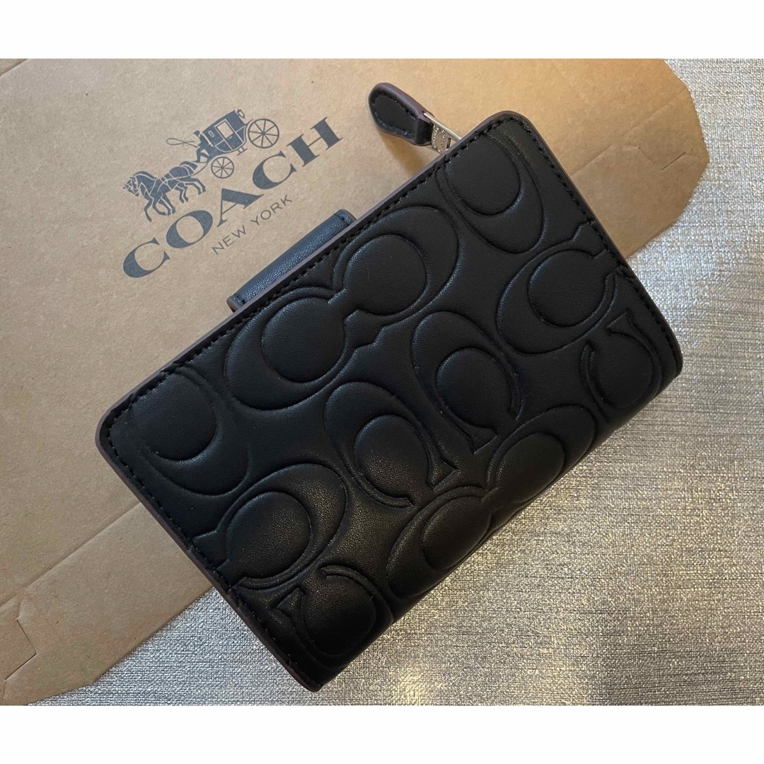 COACH(コーチ)のCOACH コーチ　二つ折り　財布　ブラック　エンボス　レザー　未使用品 レディースのファッション小物(財布)の商品写真