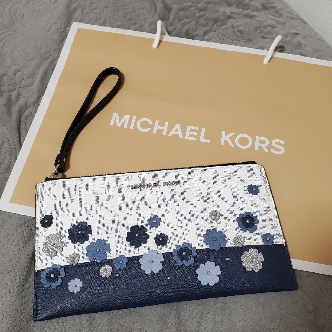 Michael Kors(マイケルコース)のMICHAEL KORS　ポーチ　MK柄 レディースのファッション小物(ポーチ)の商品写真