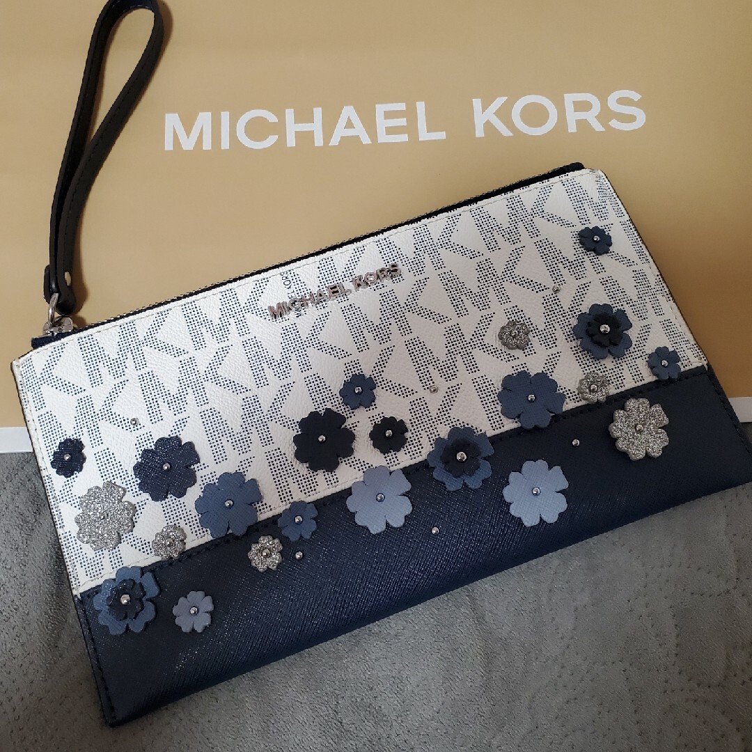 Michael Kors(マイケルコース)のMICHAEL KORS　ポーチ　MK柄 レディースのファッション小物(ポーチ)の商品写真