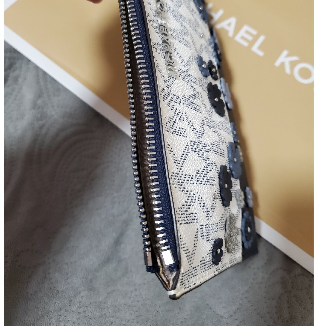 Michael Kors(マイケルコース)のMICHAEL KORS　ポーチ　MK柄 レディースのファッション小物(ポーチ)の商品写真