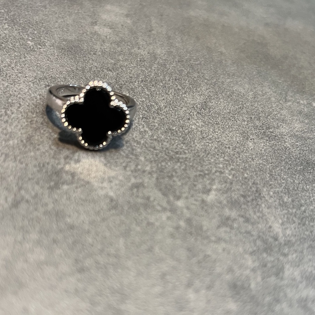 刻印ありオニキス&ホワイトゴールドコーティング フラワー 指輪　リング🍀 レディースのアクセサリー(リング(指輪))の商品写真