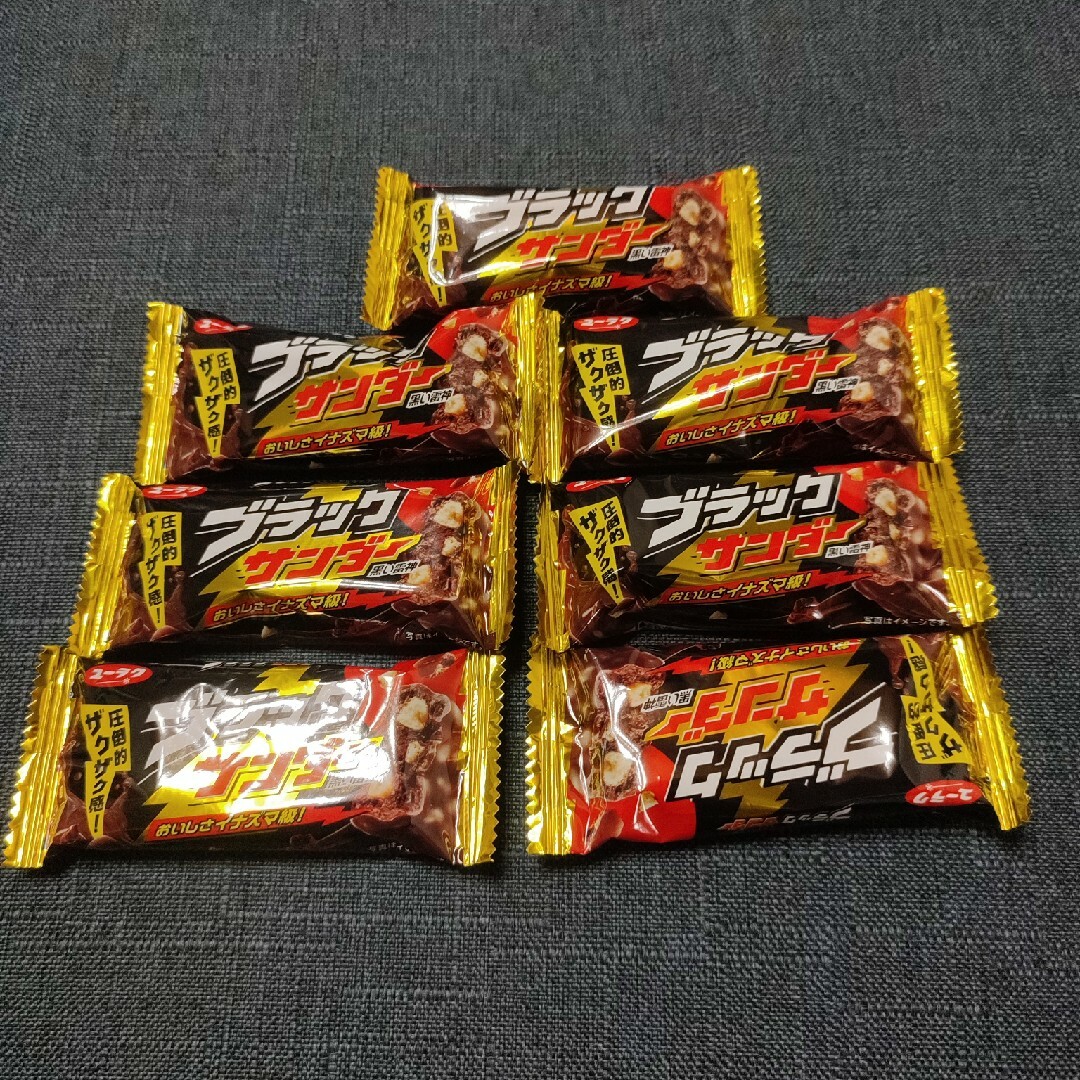 ユーラク　ブラックサンダー　7個 食品/飲料/酒の食品(菓子/デザート)の商品写真