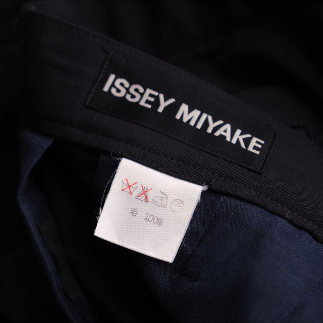 ISSEY MIYAKE(イッセイミヤケ)の美品issey miyake イッセイミヤケ マルチタックボンタントラウザーズL メンズのパンツ(スラックス)の商品写真