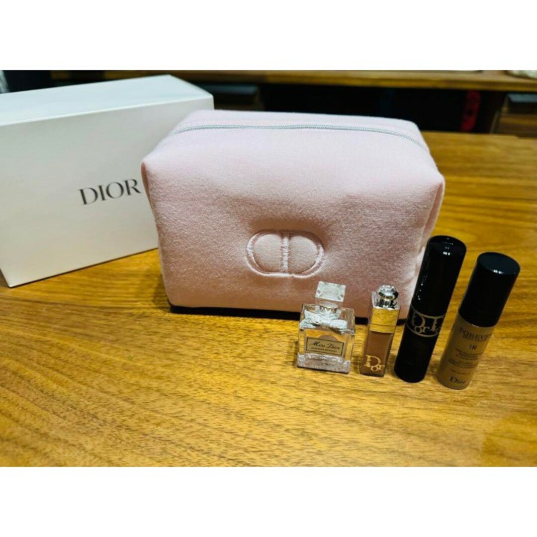 Christian Dior(クリスチャンディオール)の新品★Christian　Dior　ブルーミングブーケ　ポーチセット コスメ/美容のキット/セット(サンプル/トライアルキット)の商品写真