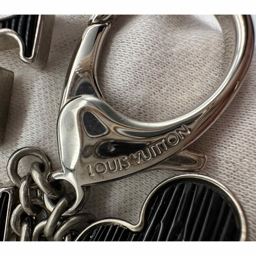 LOUIS VUITTON(ルイヴィトン)のルイヴィトン：ビジューサック・フルールドゥ_エピ_BLK【鑑定済】 レディースのファッション小物(キーホルダー)の商品写真