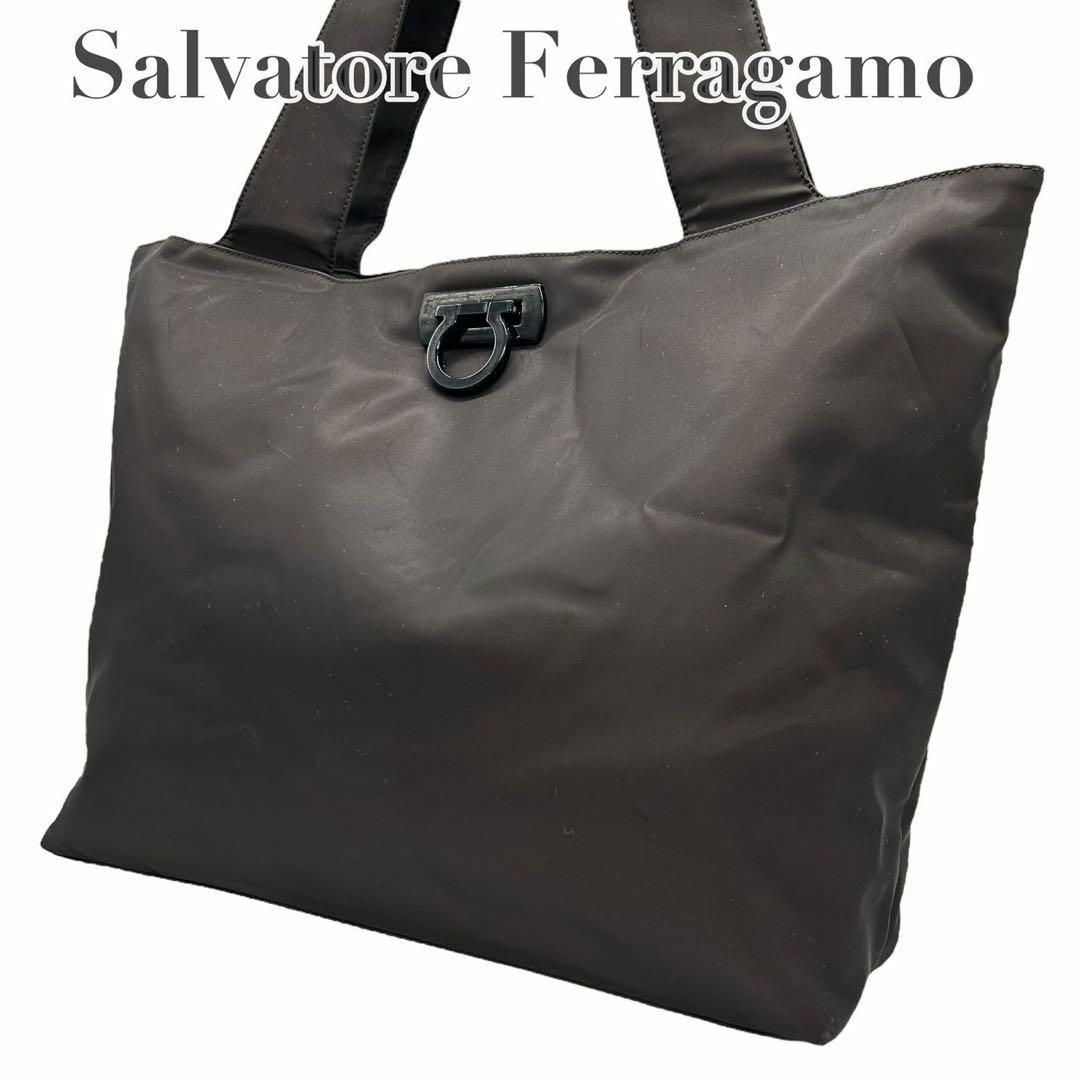 Salvatore Ferragamo(サルヴァトーレフェラガモ)のサルヴァトーレ　フェラガモ　s39 ガンチーニ　ナイロン　ワンショルダーバッグ レディースのバッグ(ショルダーバッグ)の商品写真