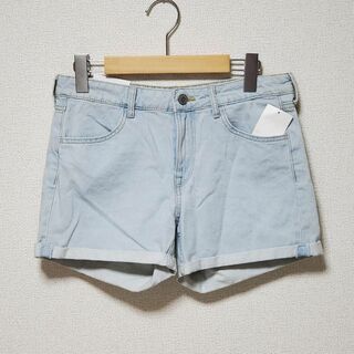 エイチアンドエム(H&M)のH&M　薄水色　ショートデニムパンツ　サイズ36（約Mサイズ相当）　タグ付き未使(ショートパンツ)