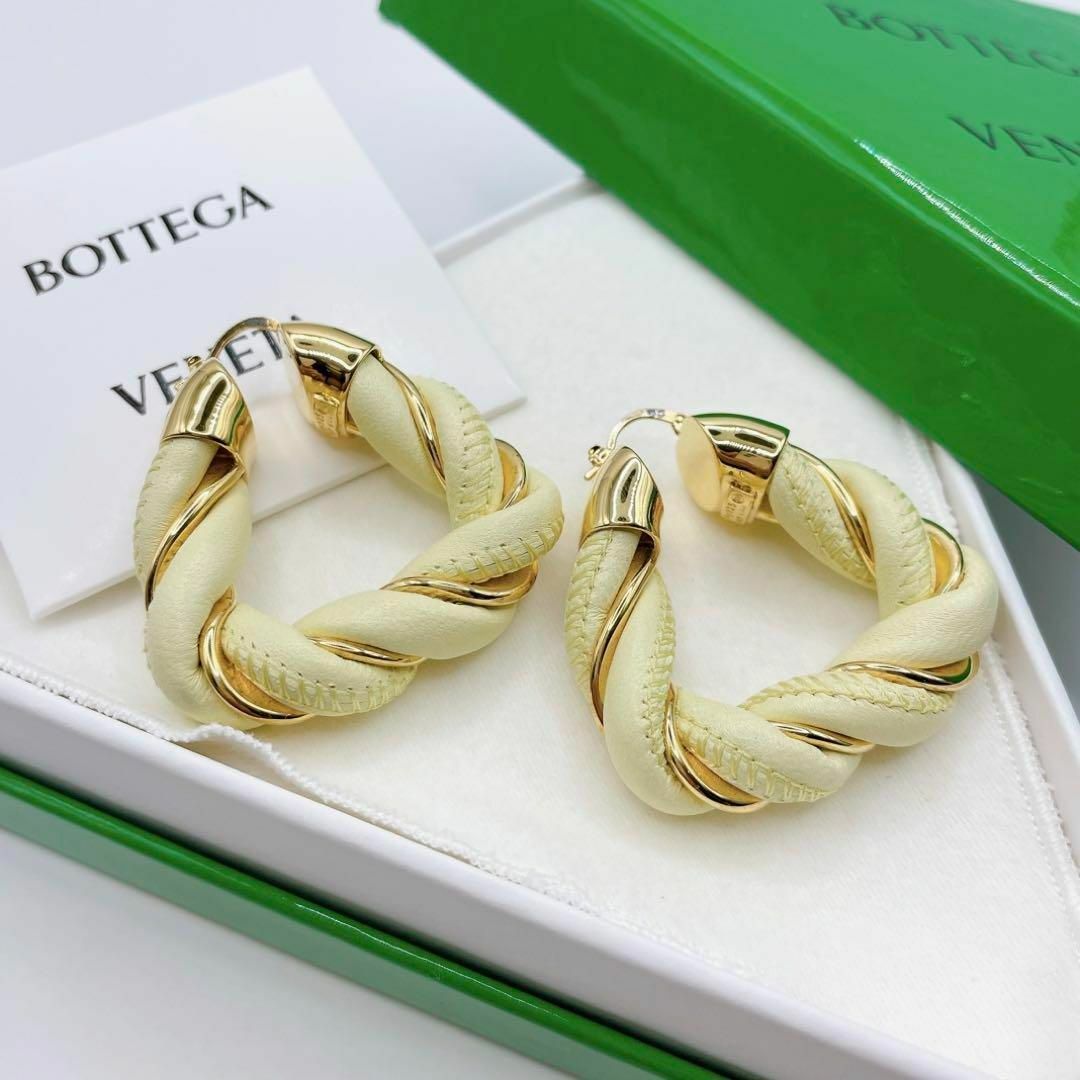 Bottega Veneta(ボッテガヴェネタ)の【新品未使用】BOTTEGA VENETA ツイストピアス　ナッパレザー　フープ レディースのアクセサリー(ピアス)の商品写真