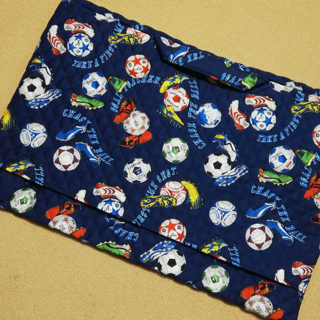 防災頭巾カバー　椅子の背もたれ用　サッカースパイク ハンドメイドのキッズ/ベビー(バッグ/レッスンバッグ)の商品写真