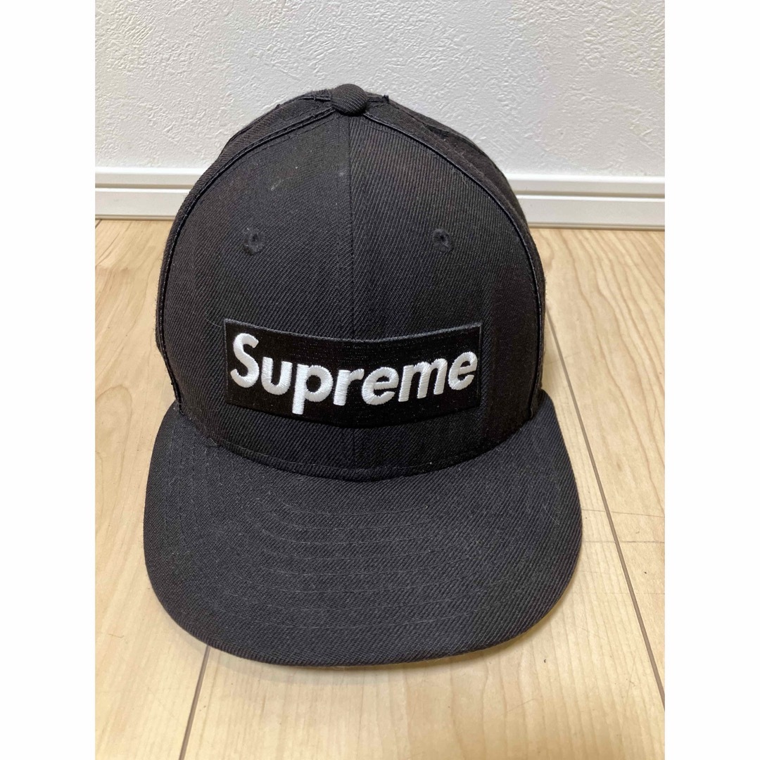 Supreme(シュプリーム)のメンズキャップ supreme × New era サイズ7 3/8 ブラック メンズの帽子(キャップ)の商品写真