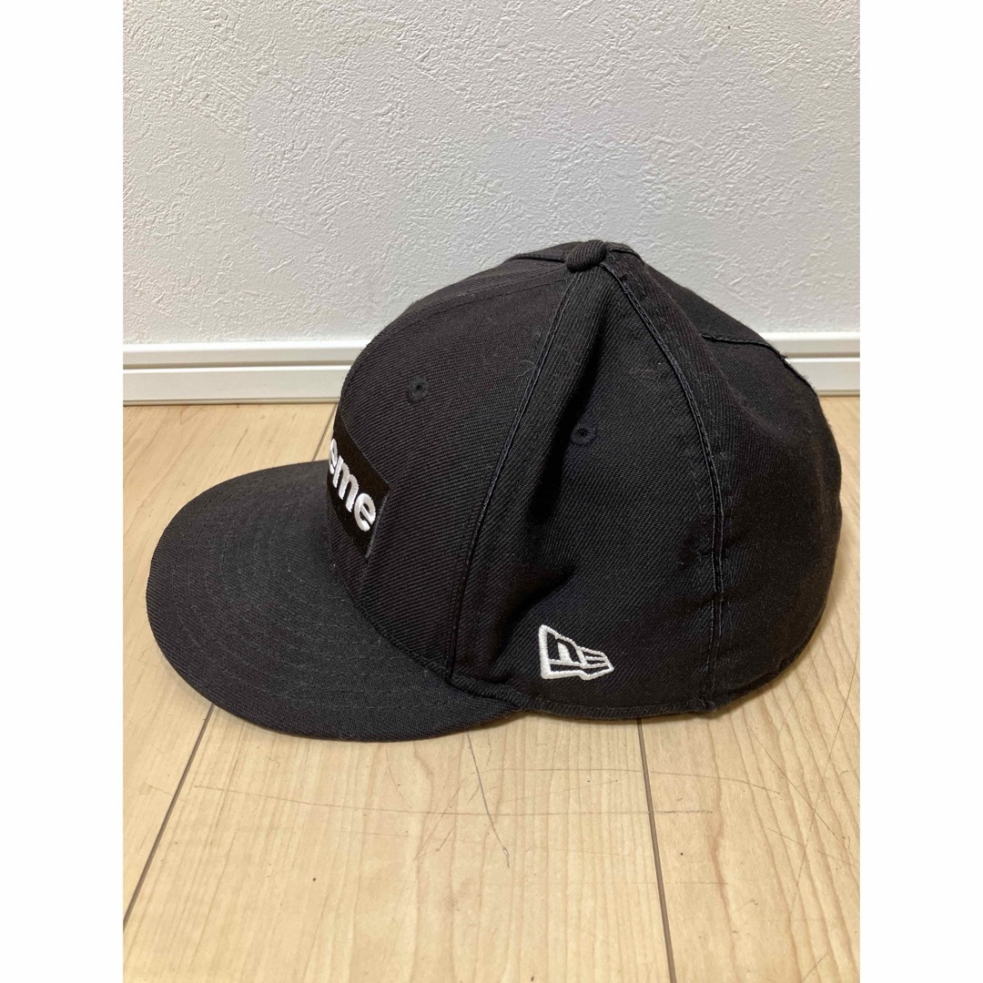 Supreme(シュプリーム)のメンズキャップ supreme × New era サイズ7 3/8 ブラック メンズの帽子(キャップ)の商品写真