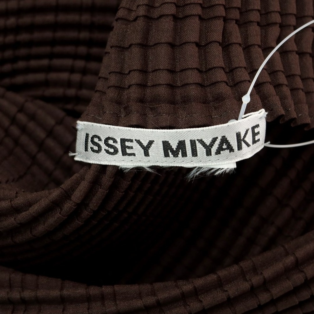 ISSEY MIYAKE(イッセイミヤケ)の【中古】イッセイミヤケ ISSEY MIYAKE 2023年秋冬 プリーツ ハイネック 半袖 ブラウス ダークブラウン【サイズ記載なし(L位)】【レディース】 レディースのトップス(シャツ/ブラウス(半袖/袖なし))の商品写真