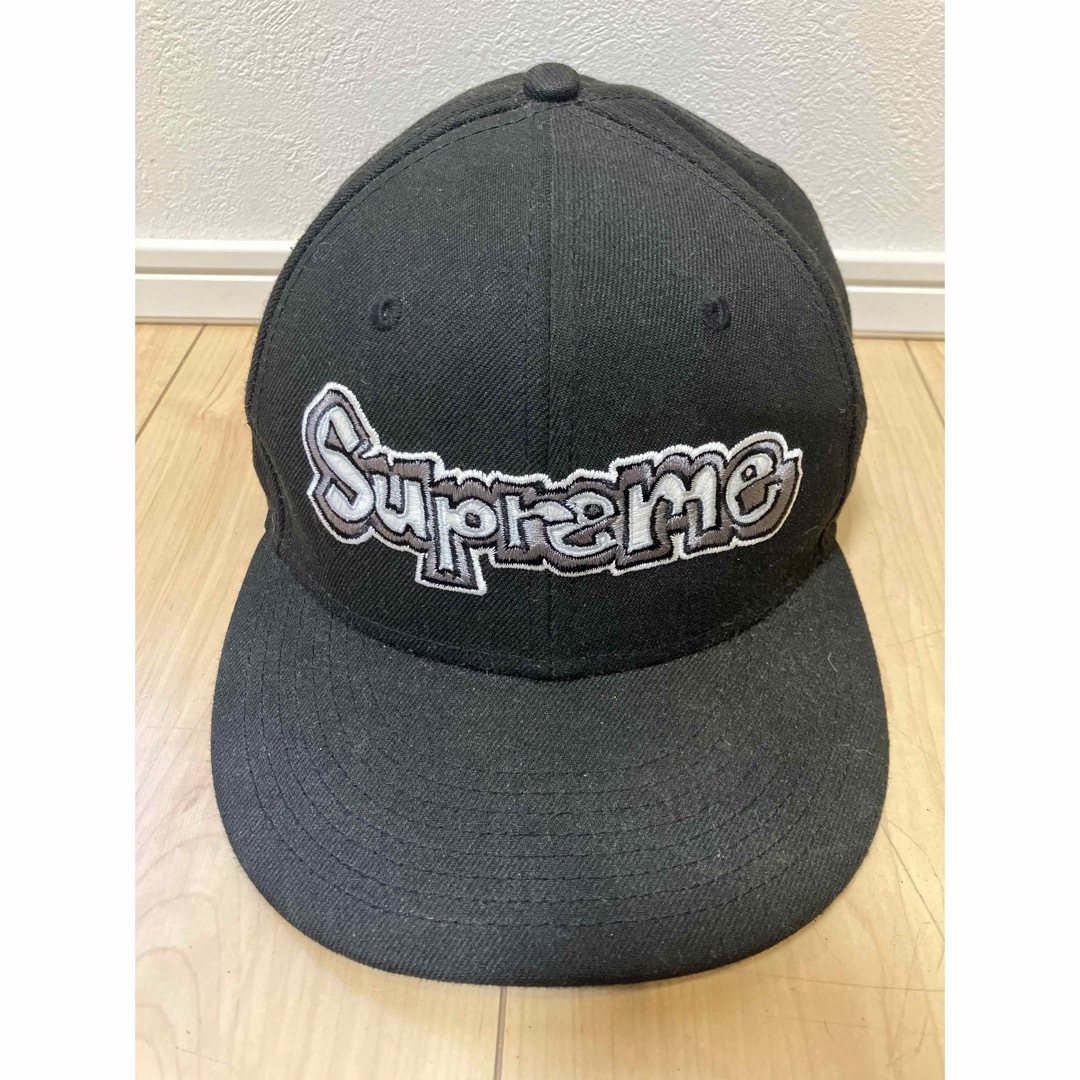 Supreme(シュプリーム)のメンズキャップ supreme × New era サイズ7 1/2 ブラック メンズの帽子(キャップ)の商品写真