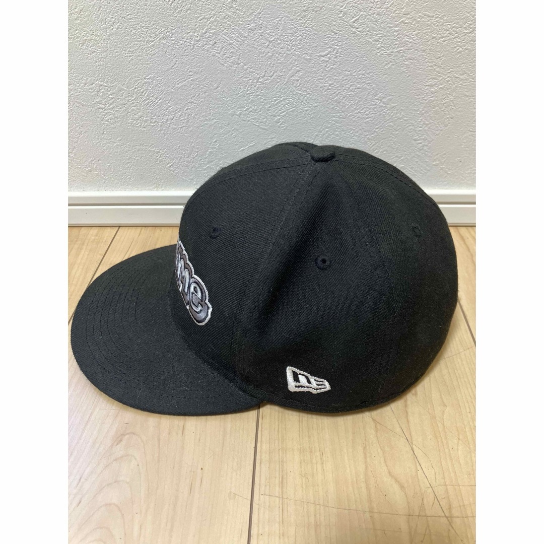 Supreme(シュプリーム)のメンズキャップ supreme × New era サイズ7 1/2 ブラック メンズの帽子(キャップ)の商品写真