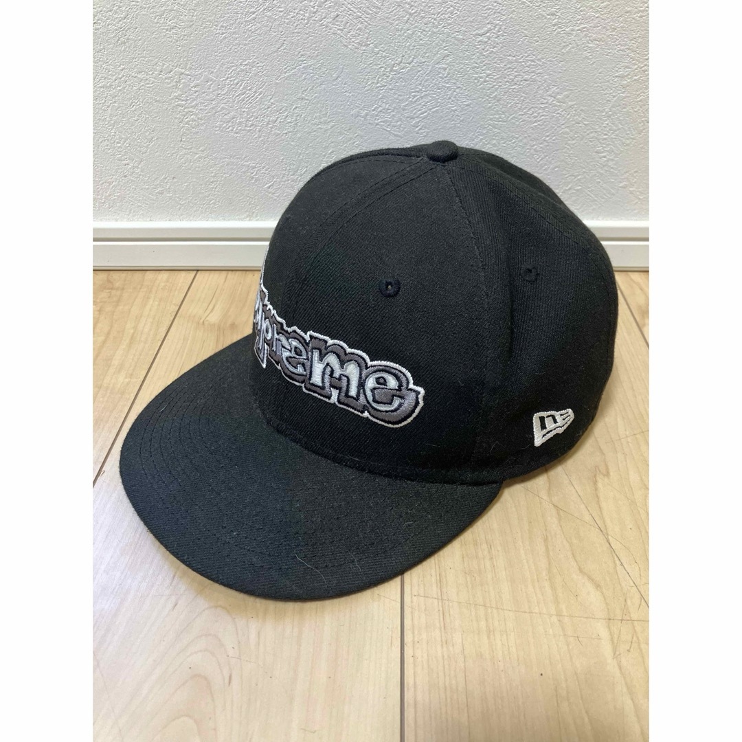 Supreme(シュプリーム)のメンズキャップ supreme × New era サイズ7 1/2 ブラック メンズの帽子(キャップ)の商品写真