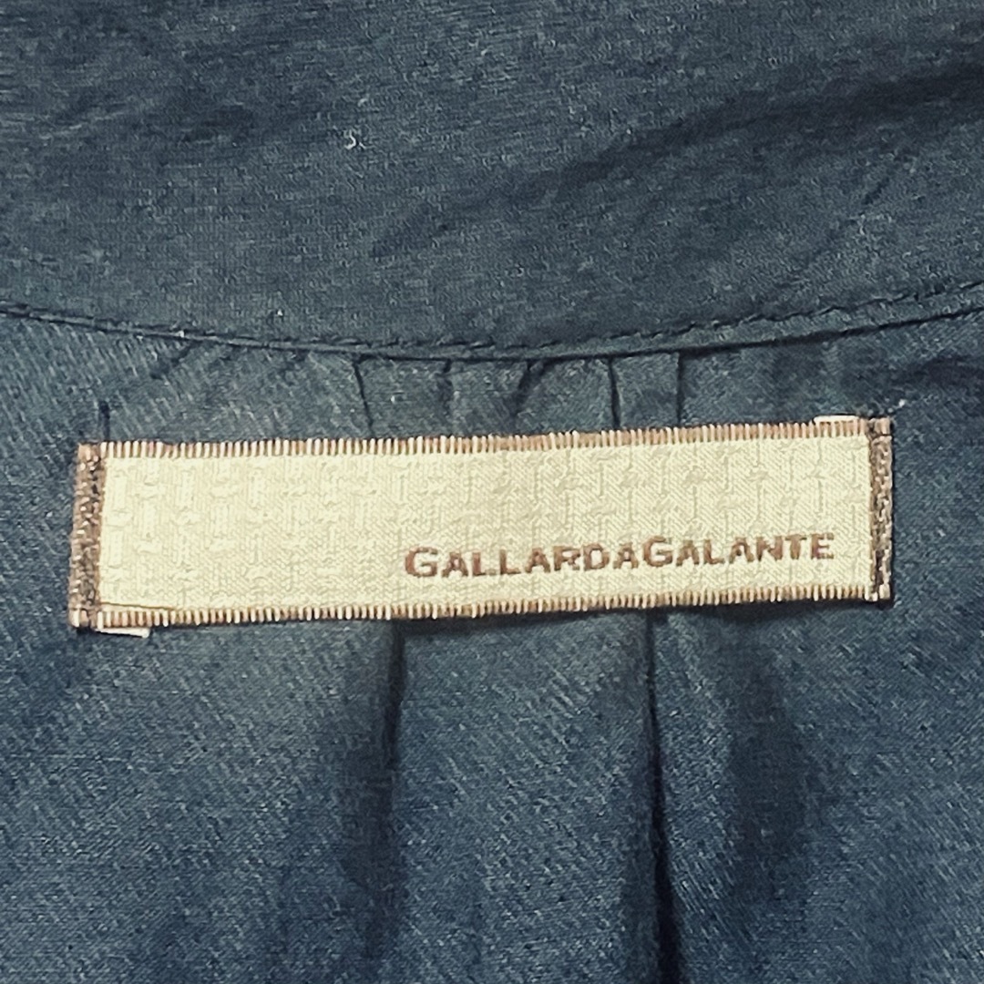 GALLARDA GALANTE(ガリャルダガランテ)のGALLARDAGALANTE フレンチスリーブ　バンドカラーブラウス　ネイビー レディースのトップス(シャツ/ブラウス(半袖/袖なし))の商品写真