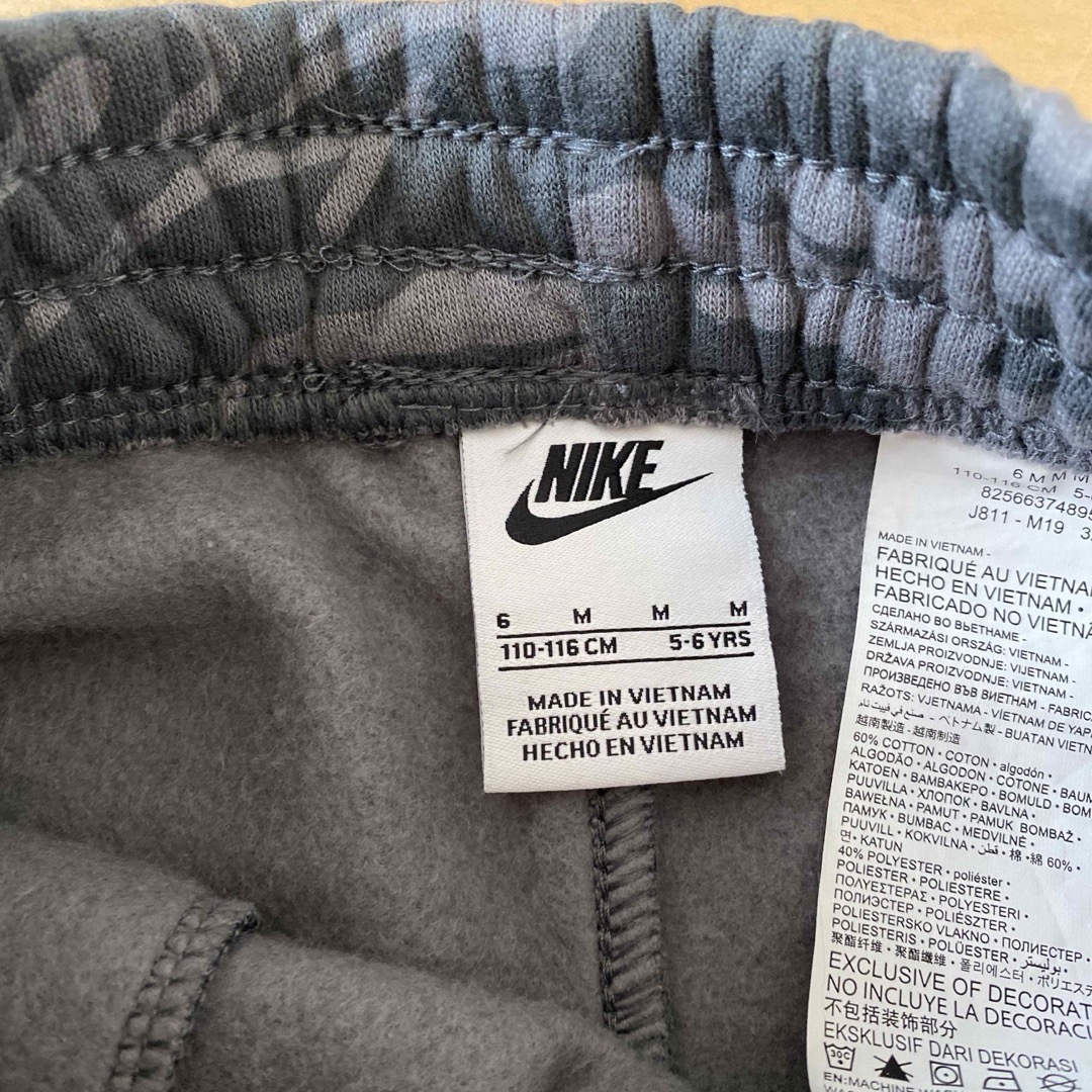 NIKE(ナイキ)の新品　ナイキ　パンツ　長ズボン　スウェット　グレー　115  裏起毛　ボーイズ キッズ/ベビー/マタニティのキッズ服男の子用(90cm~)(パンツ/スパッツ)の商品写真