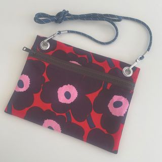 マリメッコ(marimekko)のフラットポーチ　サコッシュ   （赤系）(ポーチ)