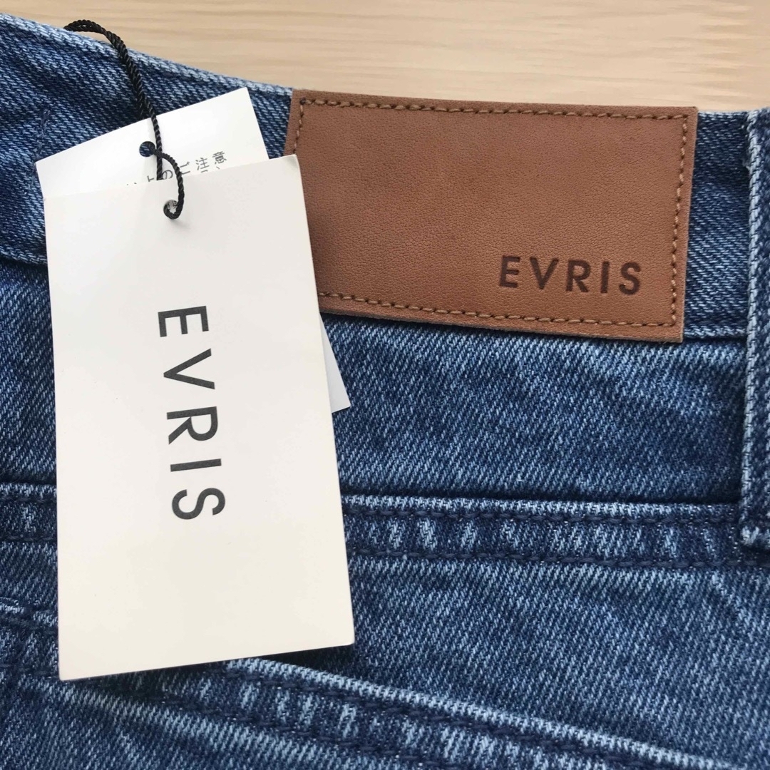 EVRIS(エヴリス)の未使用タグ付き　EVRIS エヴリス　レディース　Mサイズ レディースのパンツ(デニム/ジーンズ)の商品写真