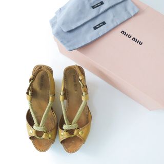 ミュウミュウ(miumiu)のミュウミュウ miu miu ウッドソール レザーストラップサンダル 36.5/ベージュ プラットフォーム 厚底【2400013737265】(サンダル)