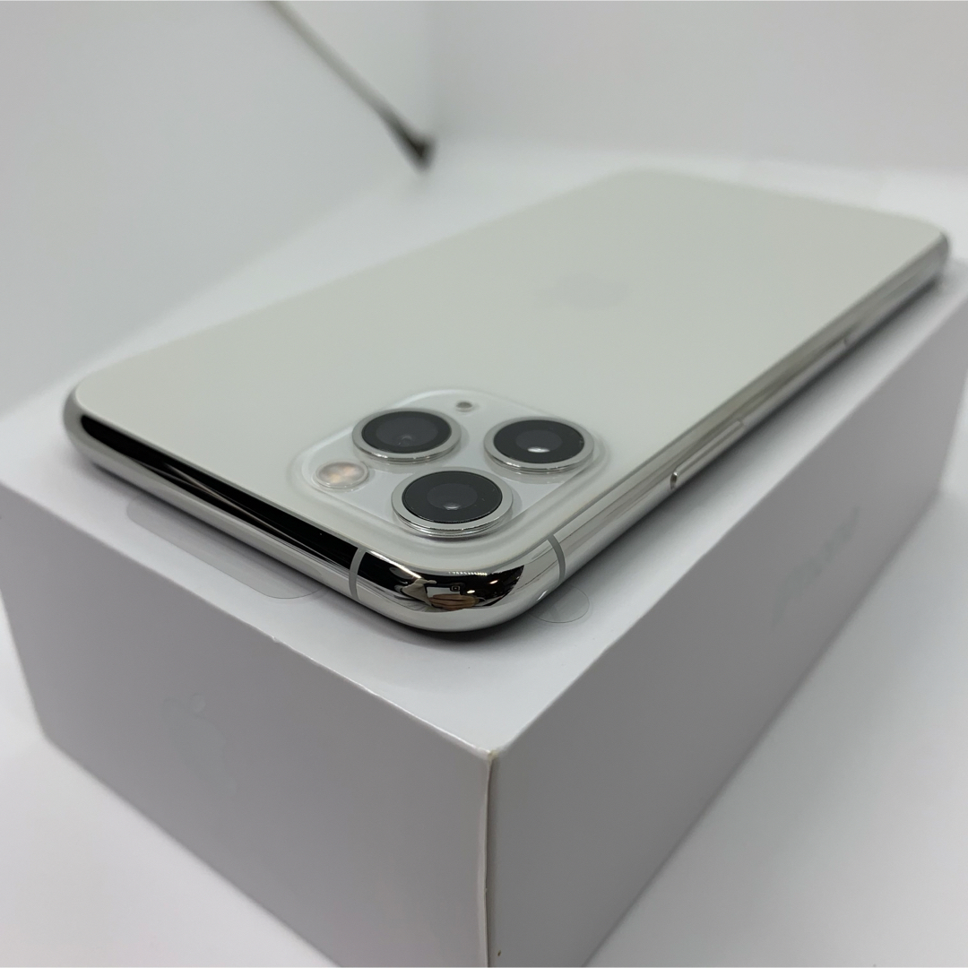iPhone(アイフォーン)の新品　iPhone 11 Pro シルバー 256 GB SIMフリー　本体 スマホ/家電/カメラのスマートフォン/携帯電話(スマートフォン本体)の商品写真