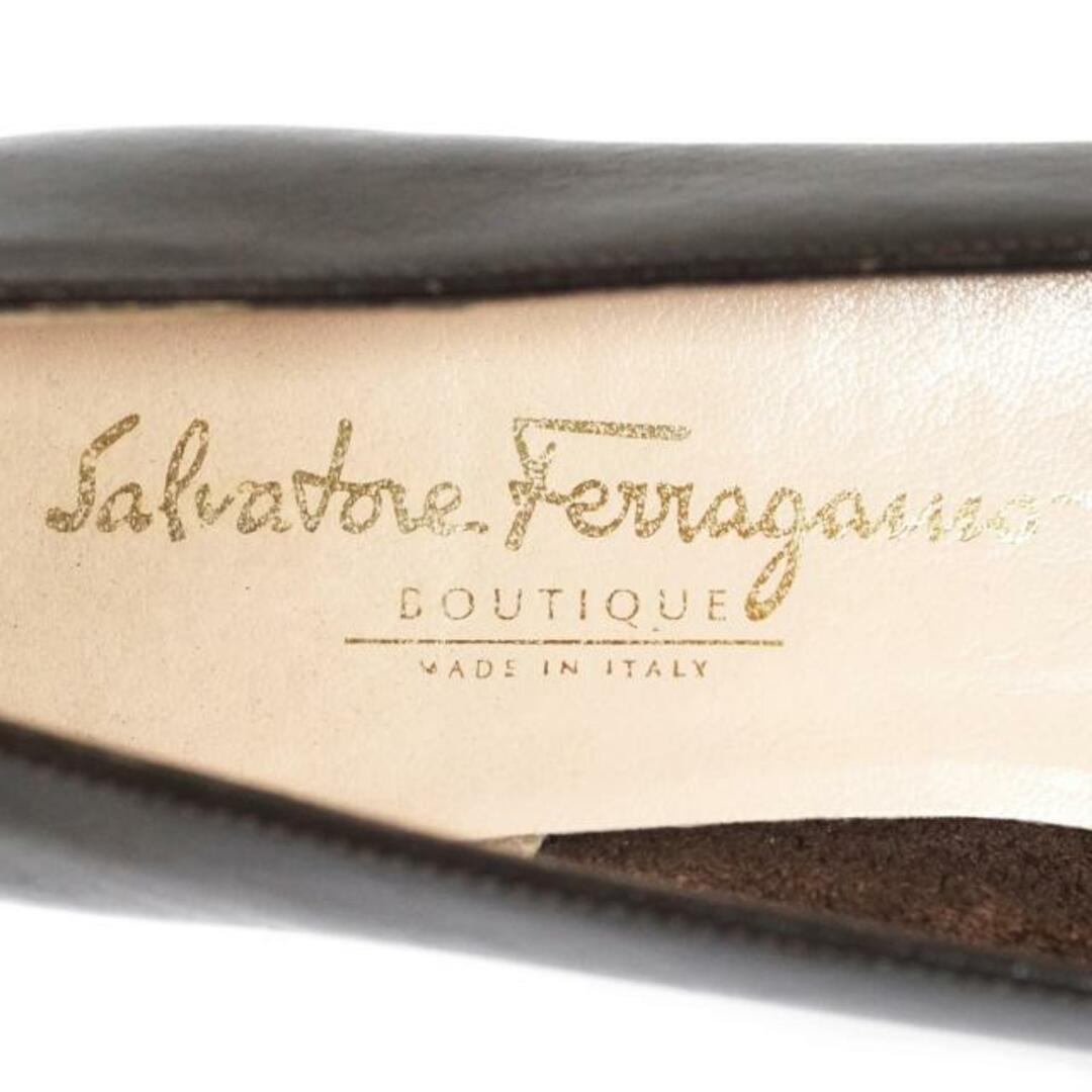 Salvatore Ferragamo(サルヴァトーレフェラガモ)のSalvatoreFerragamo(サルバトーレフェラガモ) パンプス 6 1/2 B レディース - ダークブラウン 型押し加工/ガンチーニ/アウトソール張替済 レザー レディースの靴/シューズ(ハイヒール/パンプス)の商品写真