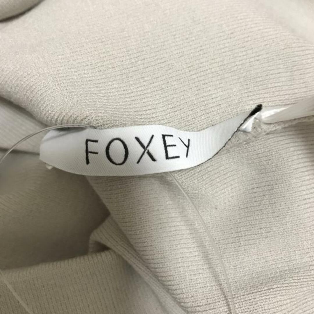 FOXEY(フォクシー)のFOXEY(フォクシー) ノースリーブカットソー サイズ40 M レディース - アイボリー レディースのトップス(カットソー(半袖/袖なし))の商品写真