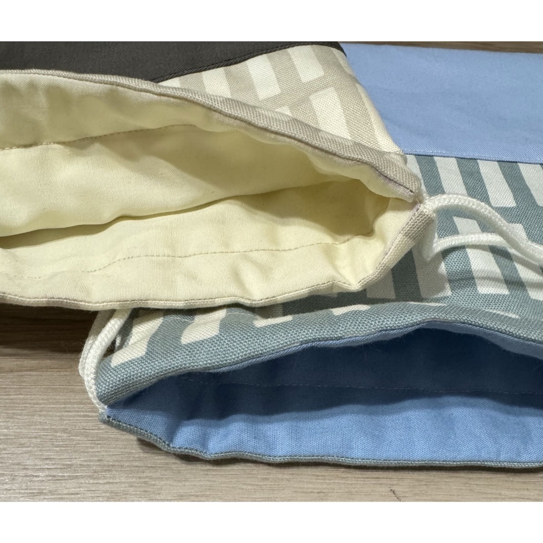 給食袋・コップ袋 巾着袋 2枚セット 北欧風 格子柄 水色&アイボリー ハンドメイドのキッズ/ベビー(外出用品)の商品写真