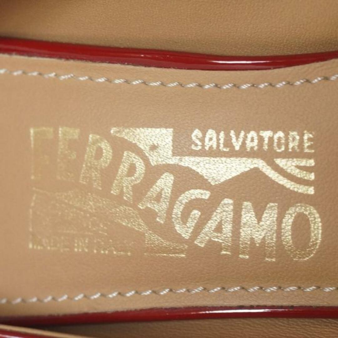 Salvatore Ferragamo(サルヴァトーレフェラガモ)のSalvatoreFerragamo(サルバトーレフェラガモ) パンプス 5 1/2 D レディース美品  - レッド ヴァラ/ウェッジソール エナメル（レザー） レディースの靴/シューズ(ハイヒール/パンプス)の商品写真