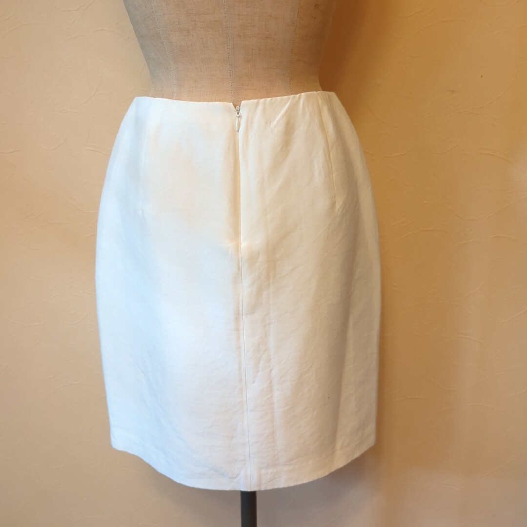 TOMORROWLAND(トゥモローランド)のBALLSEY ボールジィ トゥモローランド コットシルク スカートオフホワイト レディースのスカート(ひざ丈スカート)の商品写真