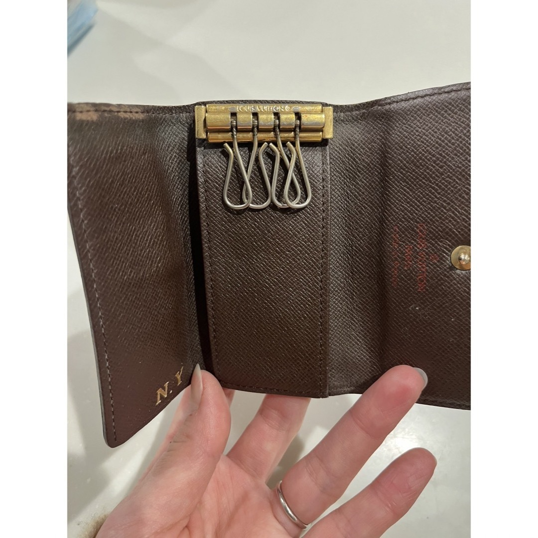 LOUIS VUITTON(ルイヴィトン)のLOUIS VUITTON(ルイヴィトン) キーケース 4連ダミエイニシャル刻印 レディースのファッション小物(キーケース)の商品写真