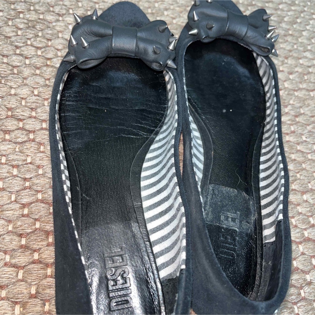 DIESEL(ディーゼル)のDIESELスタッズリボン黒スエードフラットパンプスシューズサイズ39 レディースの靴/シューズ(ハイヒール/パンプス)の商品写真