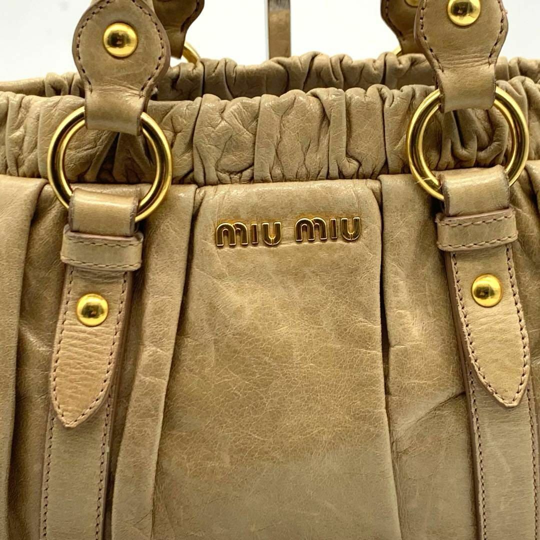 miumiu(ミュウミュウ)のミュウミュウ 2way ハンドバッグ ショルダー トルコ製 希少 ベージュ レディースのバッグ(ハンドバッグ)の商品写真