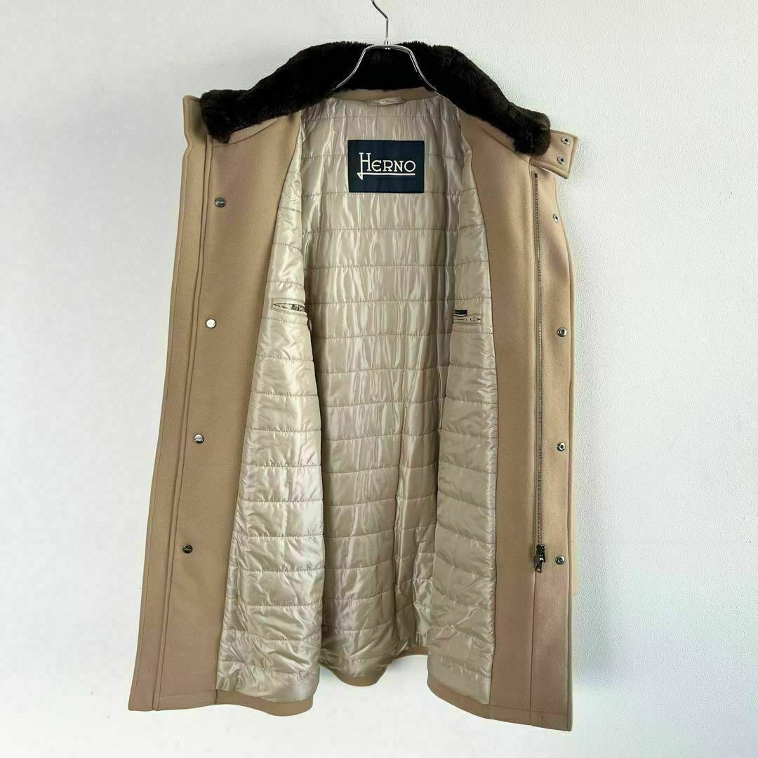 HERNO(ヘルノ)のヘルノ ウール メルトン 中綿 ファー スタンドカラーコート メンズ ベージュ メンズのジャケット/アウター(チェスターコート)の商品写真