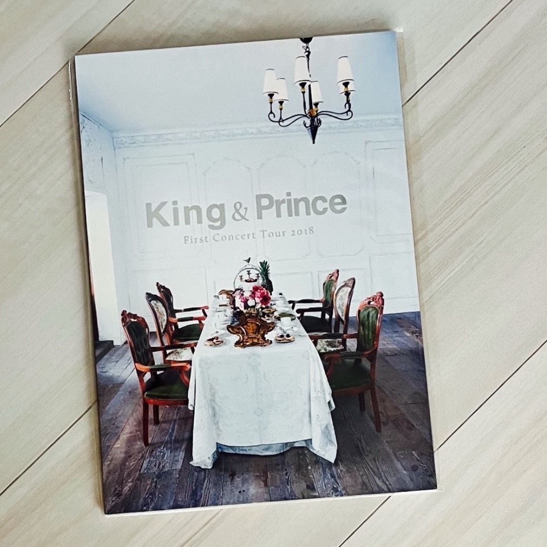 King & Prince(キングアンドプリンス)のKing&Prince👑 𝟭𝘀𝘁TOUR パンフレット エンタメ/ホビーのタレントグッズ(アイドルグッズ)の商品写真