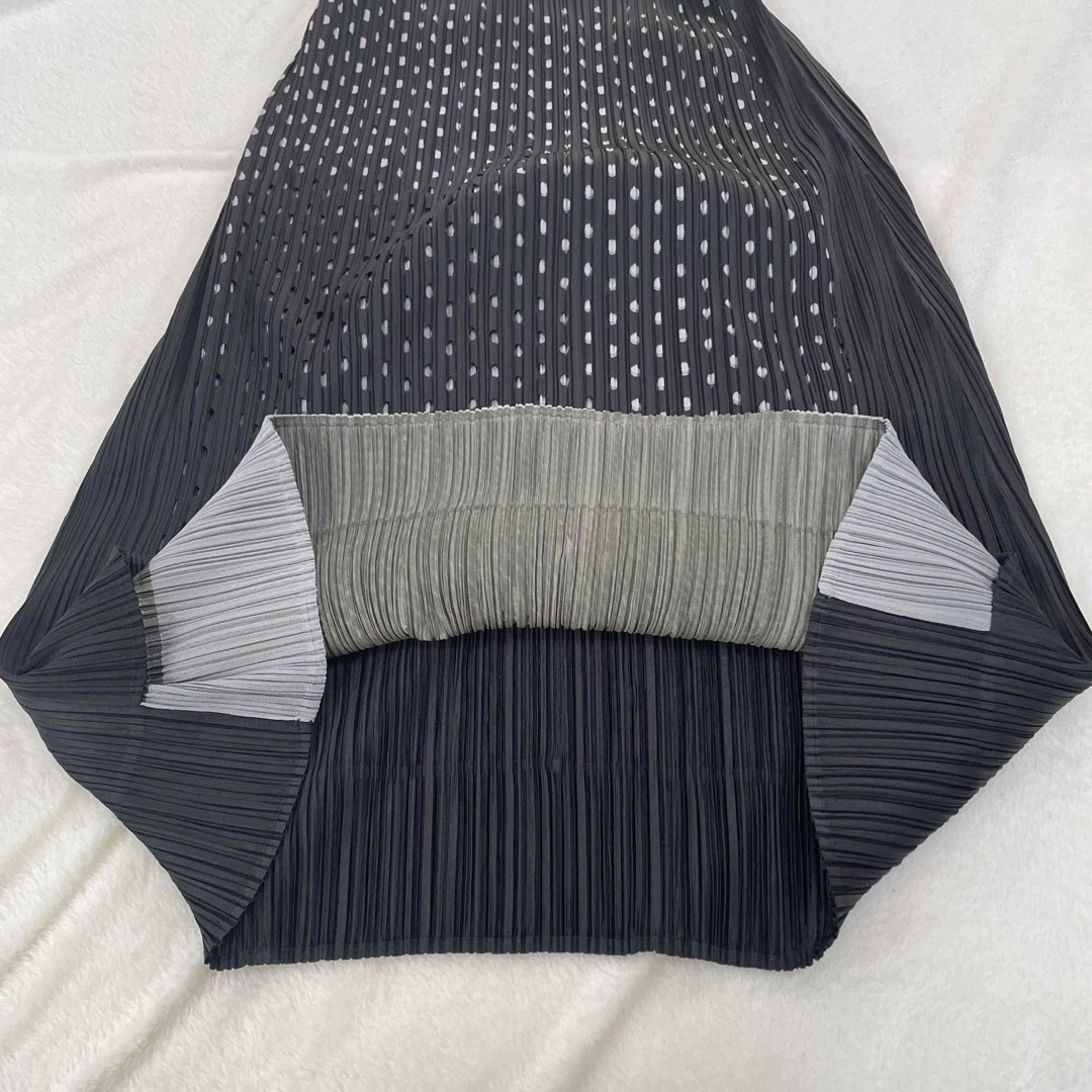 PLEATS PLEASE ISSEY MIYAKE(プリーツプリーズイッセイミヤケ)の【極美品】Dot Cutting Layered ドット　カッティング レディースのスカート(ロングスカート)の商品写真